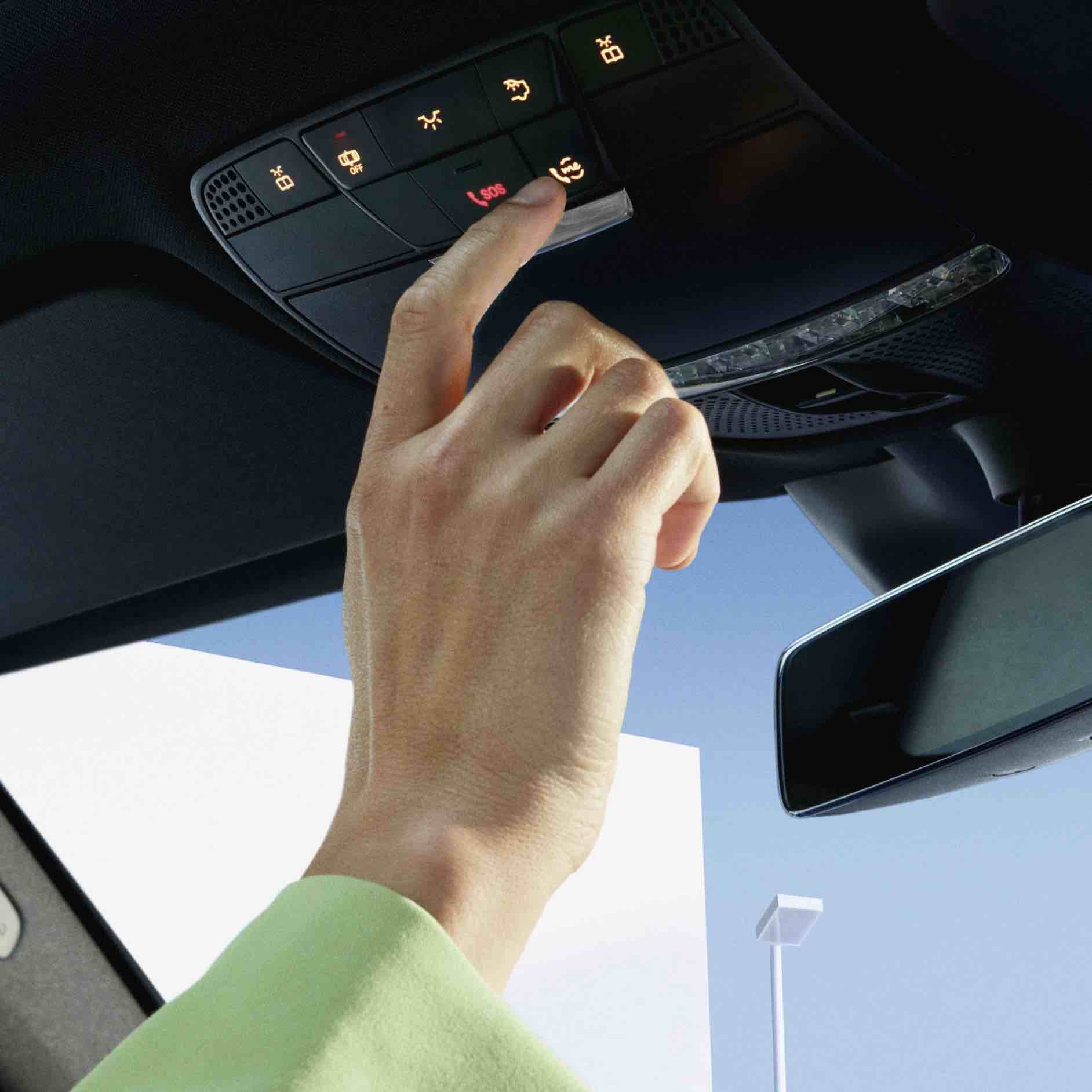 Accident and Breakdown Management | Mercedes-Benz Person pressing the Mercedes me button in the control panel