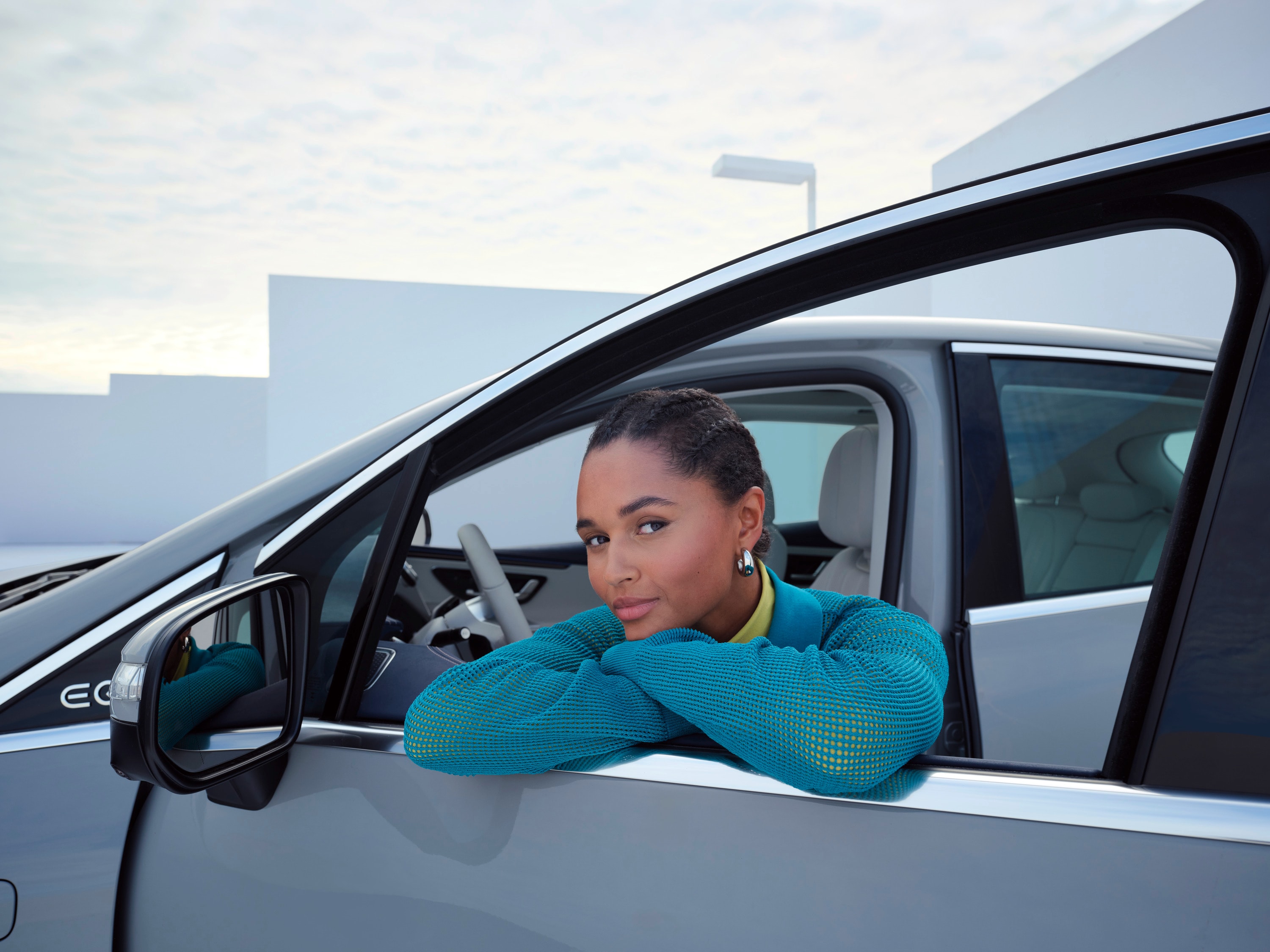 Mobilo mobility guarantee | Mercedes-Benz Woman leaning in window of her Mercedes-Benz